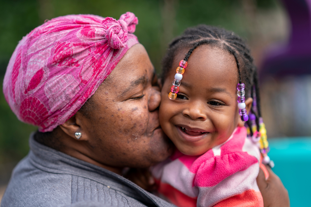 GivingTuesday - Mom kissing her daughter at Atlanta Mission