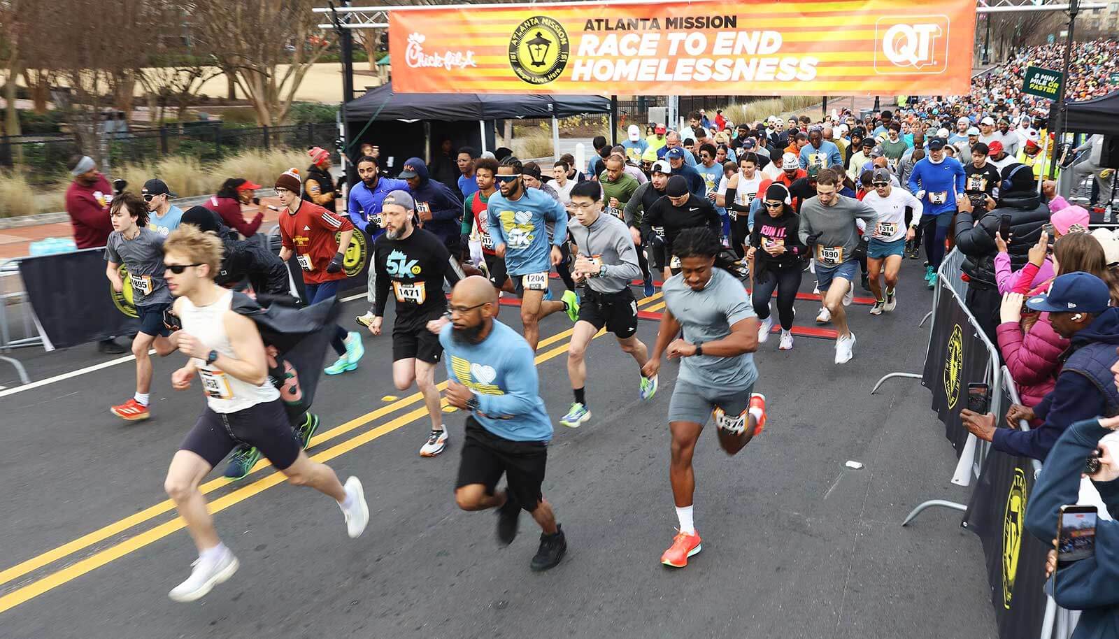 Group of runners beginning the race at the starting line